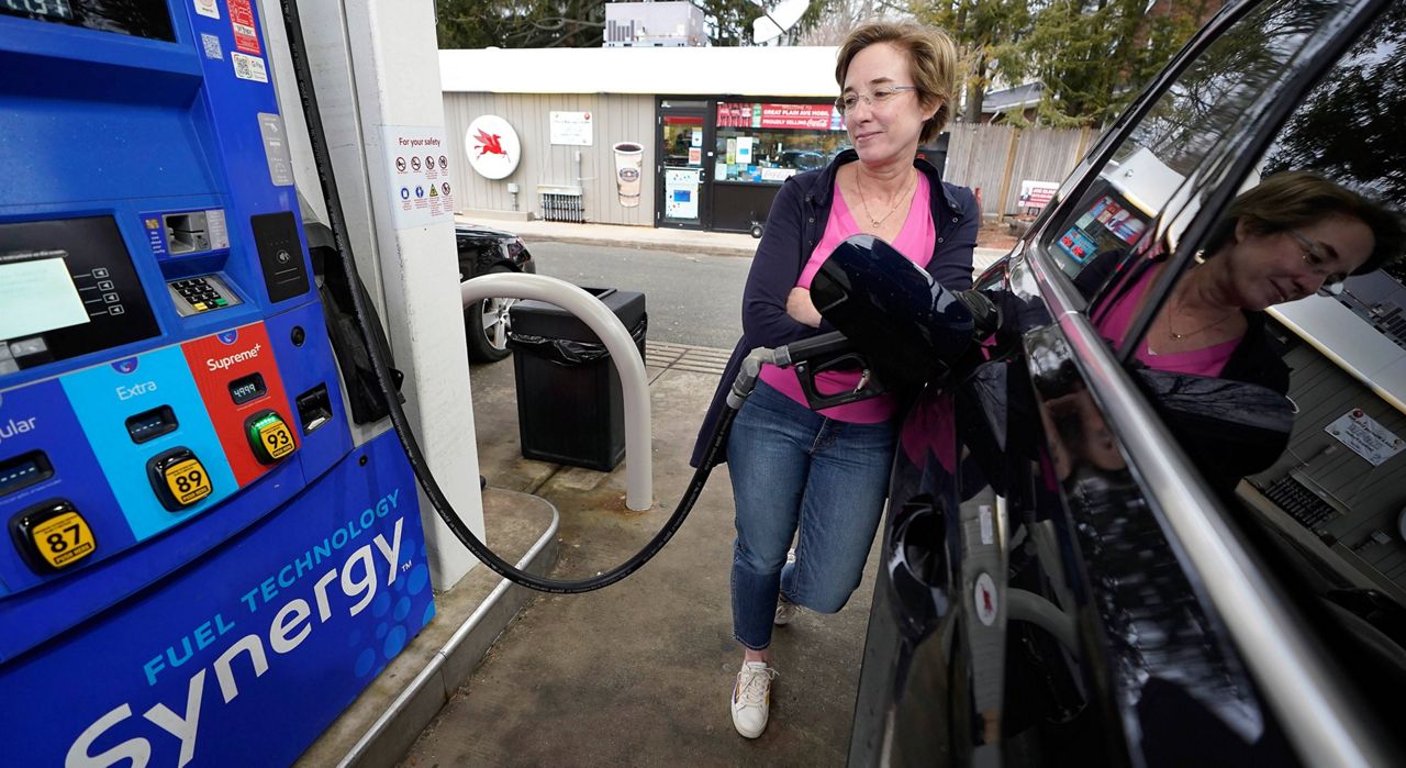 New York lawmakers seek gas tax holiday extension - Vimarsana News