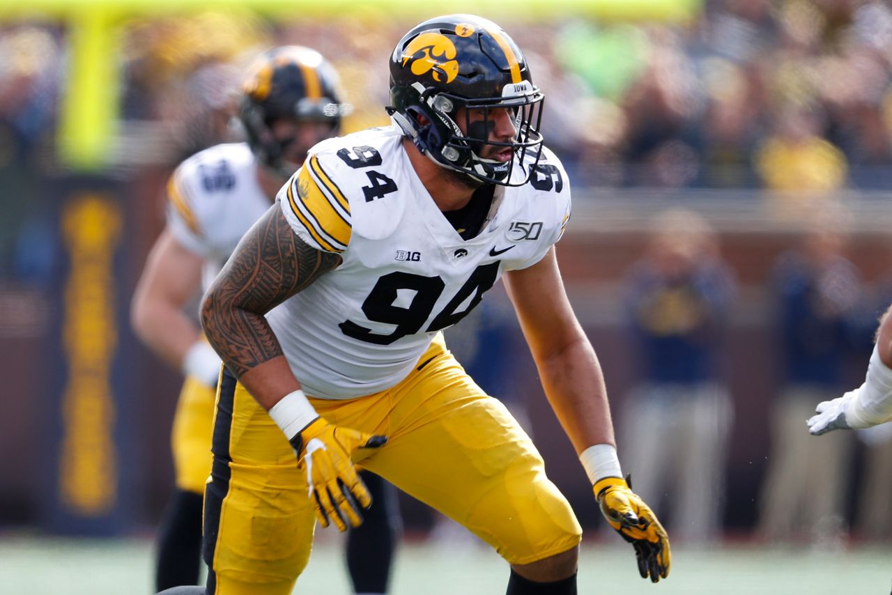 Iowa DE A.J. Epenesa