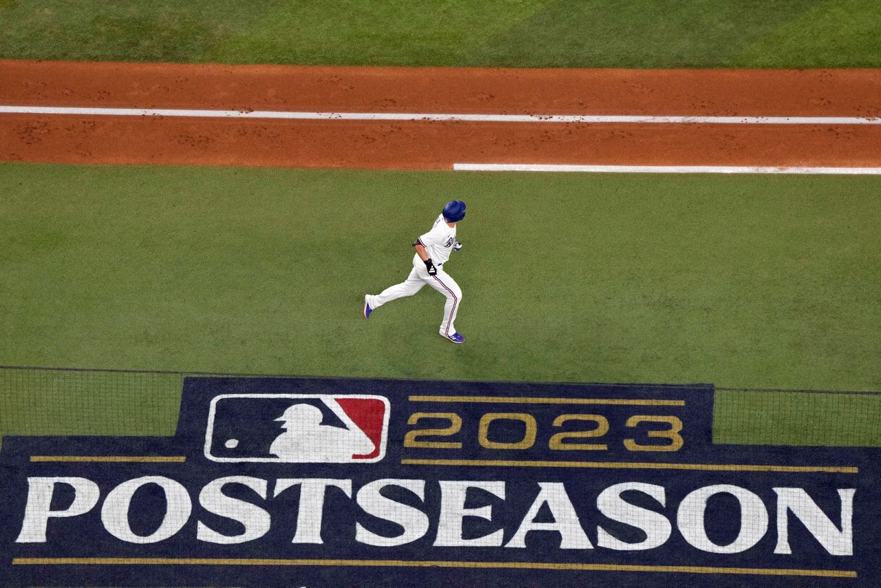 Open up: Rangers' retractable roof open for Game 4 of ALCS against