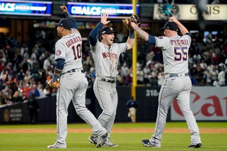 Cortes hurt, leaves after tying 3-run HR in ALCS Game 4 - Seattle Sports