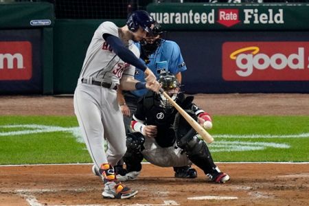 Garcia, Grandal shine as White Sox down Astros in ALDS