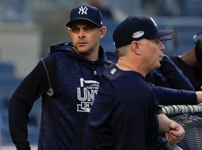 Yankees manager Aaron Boone talks about Neil Walker's first start in right  field