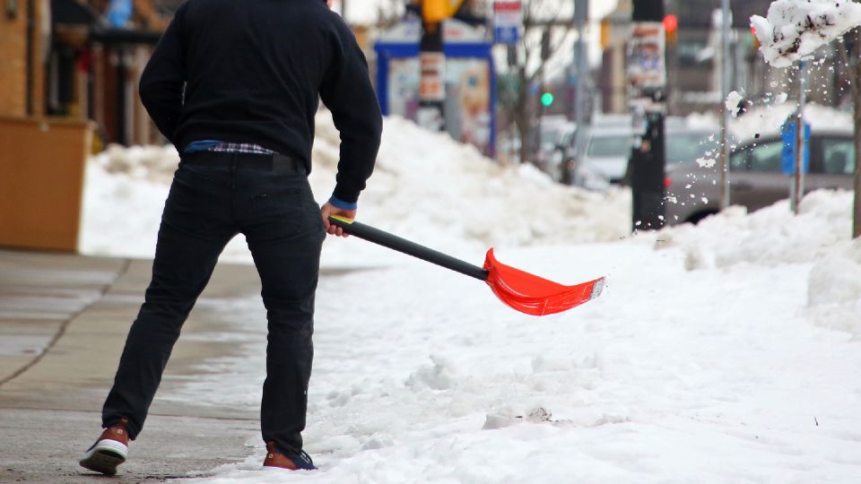 Fans use shovels, snowblowers to ensure Buffalo Bills players can get to  game amid snowstorm - CBS News