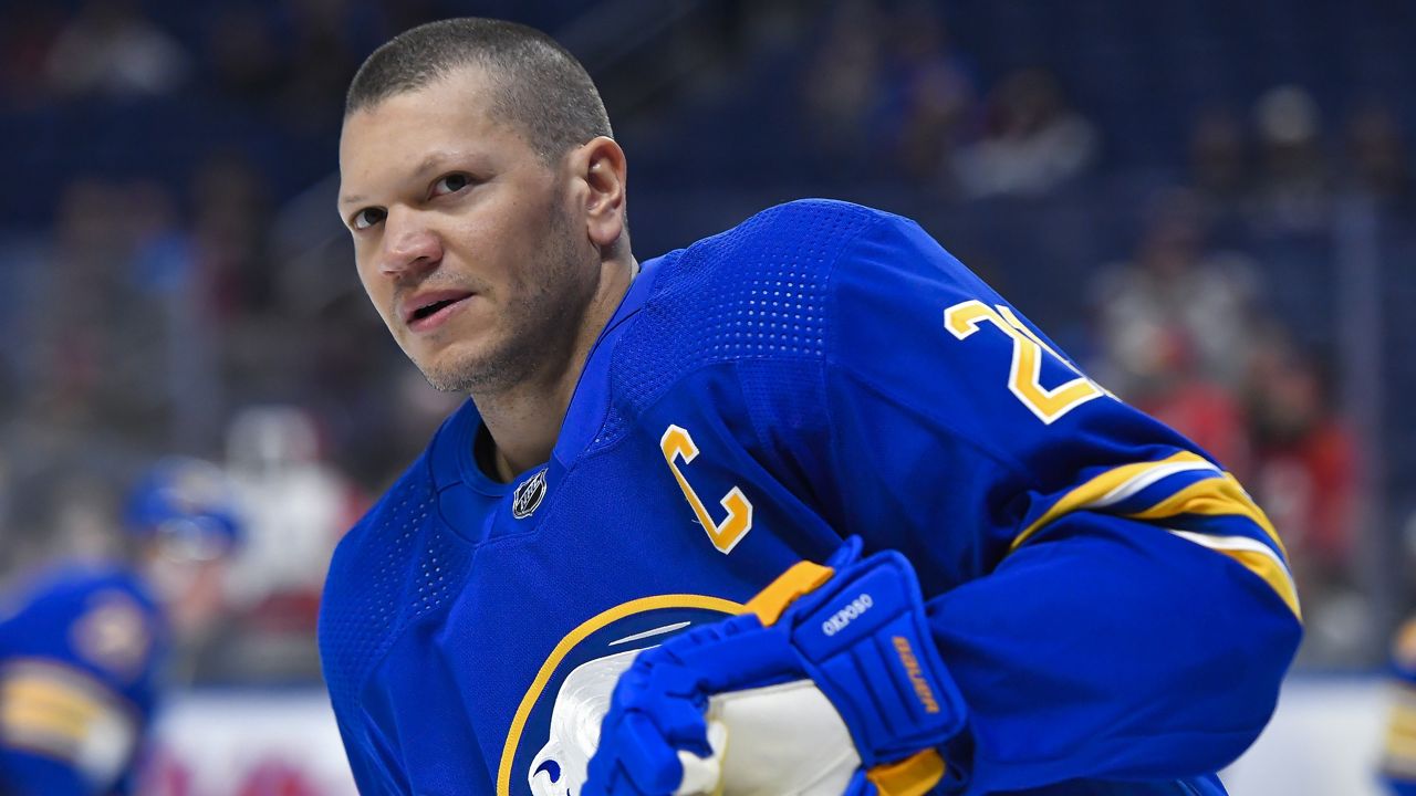 Kyle Okposo och Erik Johnson Handlade av Sabres