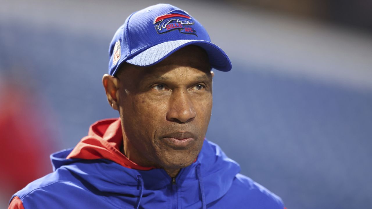 Bills coordinator Leslie Frazier helps young coaches advance