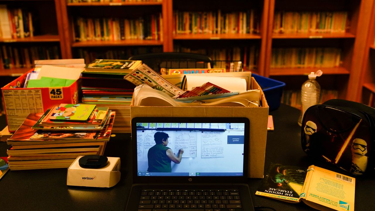 Computer and books (file)