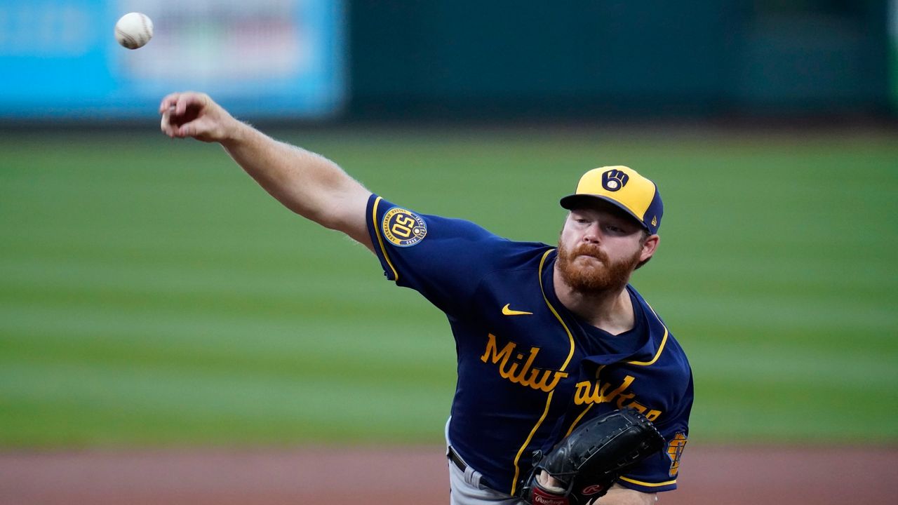 Brewers celebrate 2nd straight playoff berth with wild clubhouse