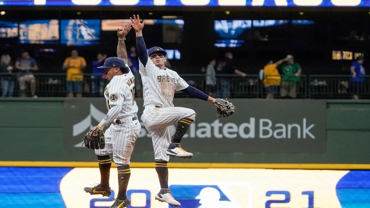 Brewers clinch 4th straight playoff berth with win vs Cubs
