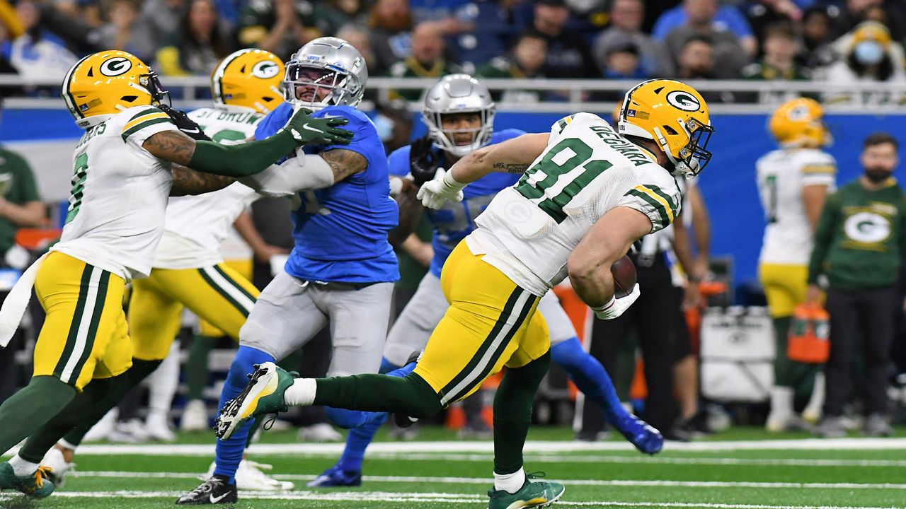 Josiah Deguara takes off on a 62-yard touchdown reception against the Detroit Lions