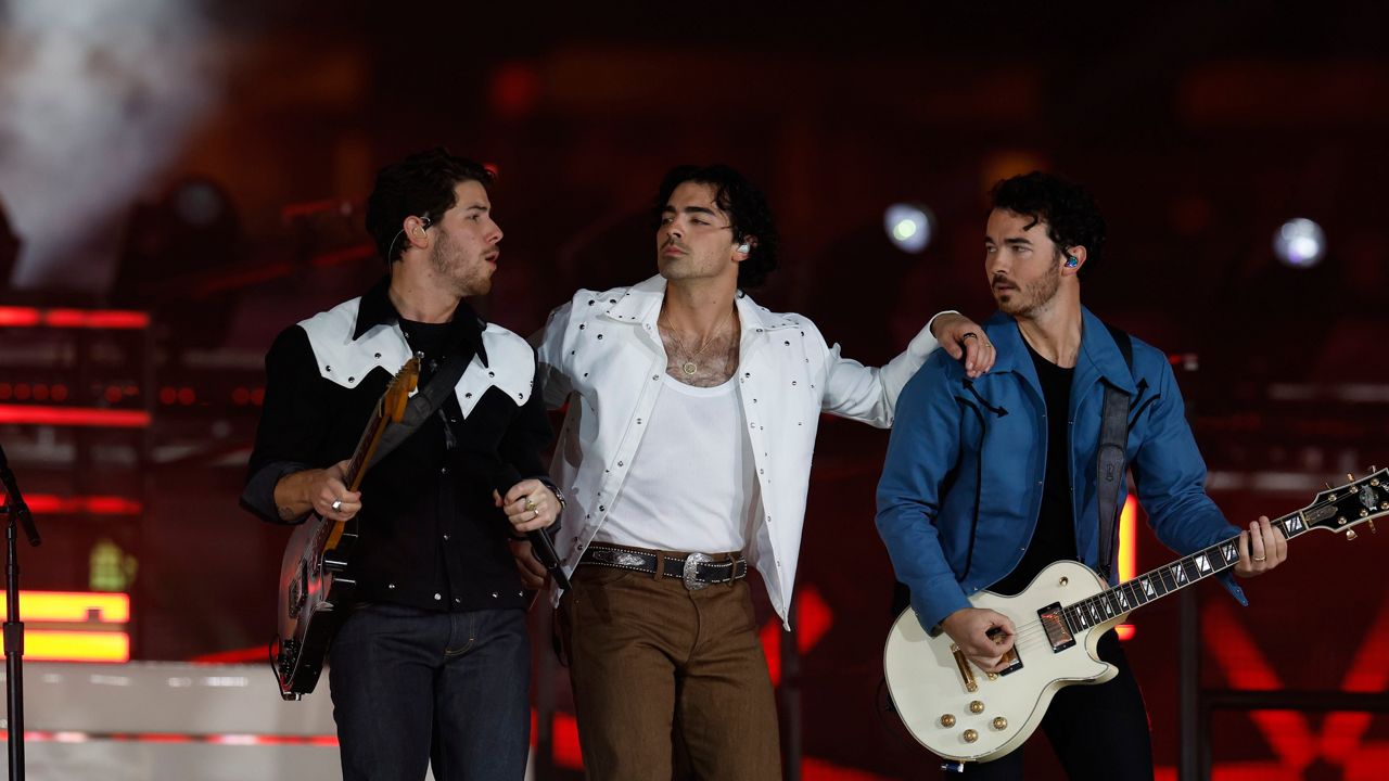 Jonas Brothers FULL Thanksgiving Halftime Performance 2022 (Dallas Cowboys  vs NY Giants) 