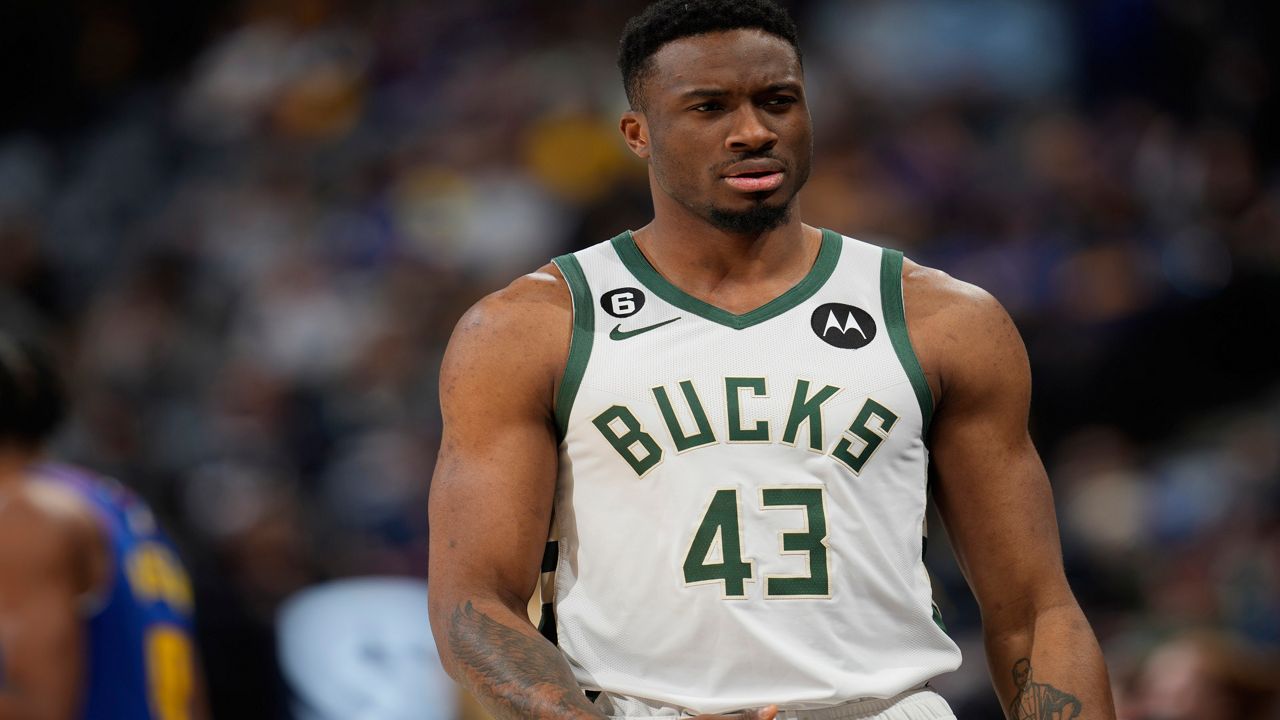 Bucks re-sign Thanasis Antetokounmpo