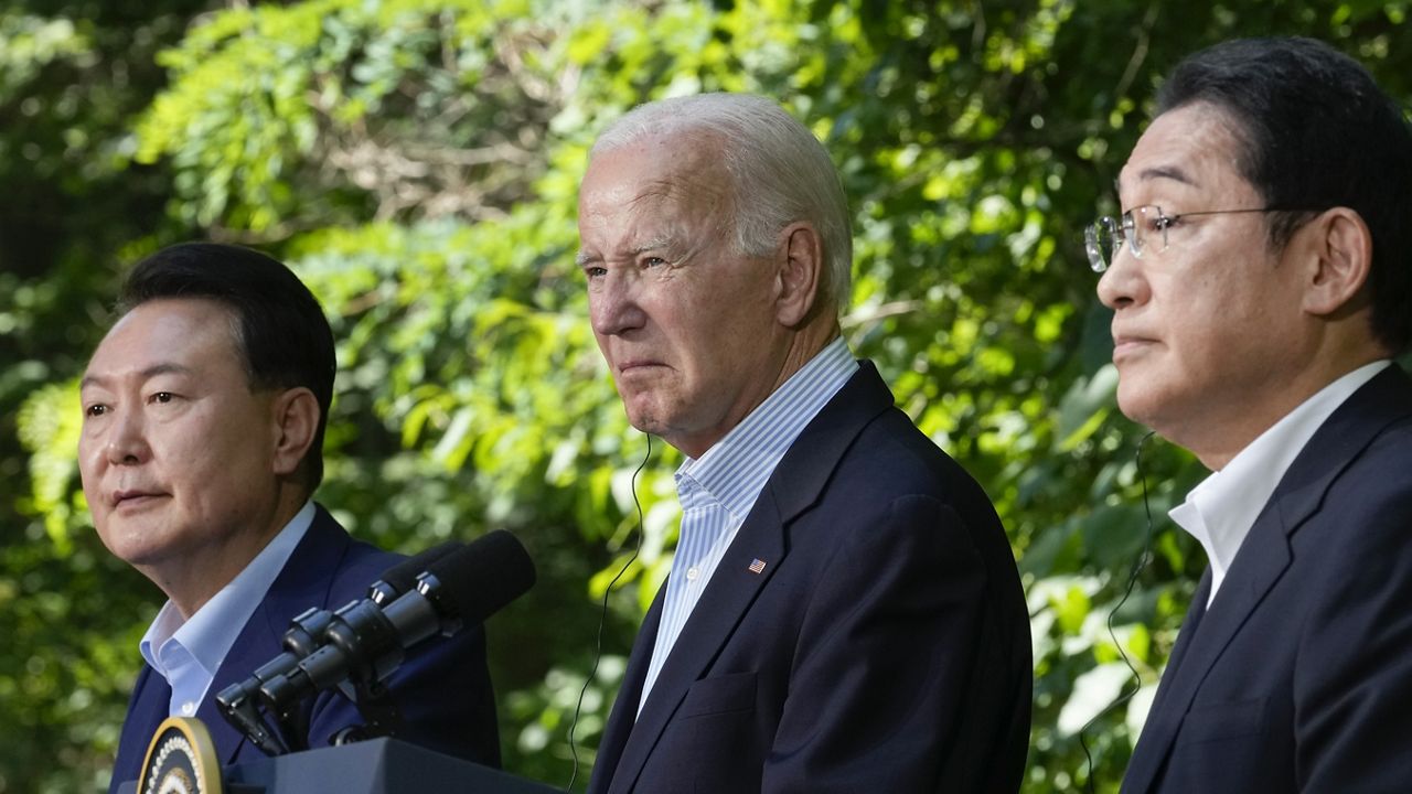 Biden은 일본과 한국의 지도자를 주최합니다.