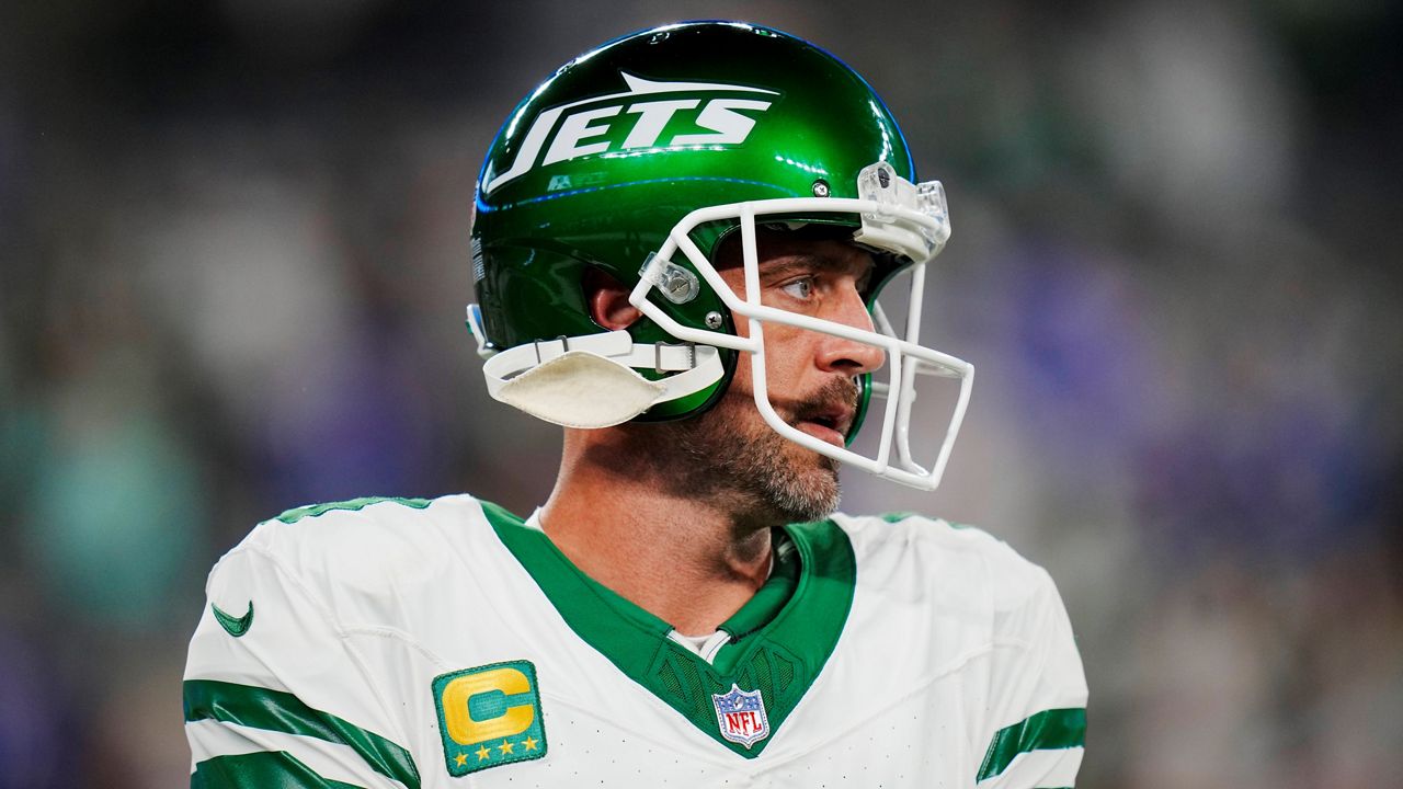 Aaron Rodgers rejoins Jets teammates for Sunday night game vs