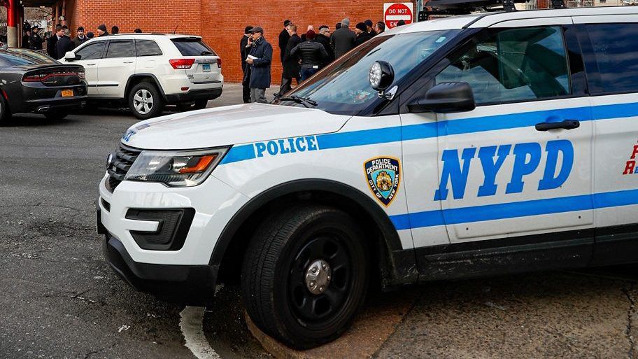 এনওয়াইপিডি: বে রিজে মুসলিম বিরোধী সহিংসতায় 3 জনের উপর মহিলা আক্রমণ করেছেন