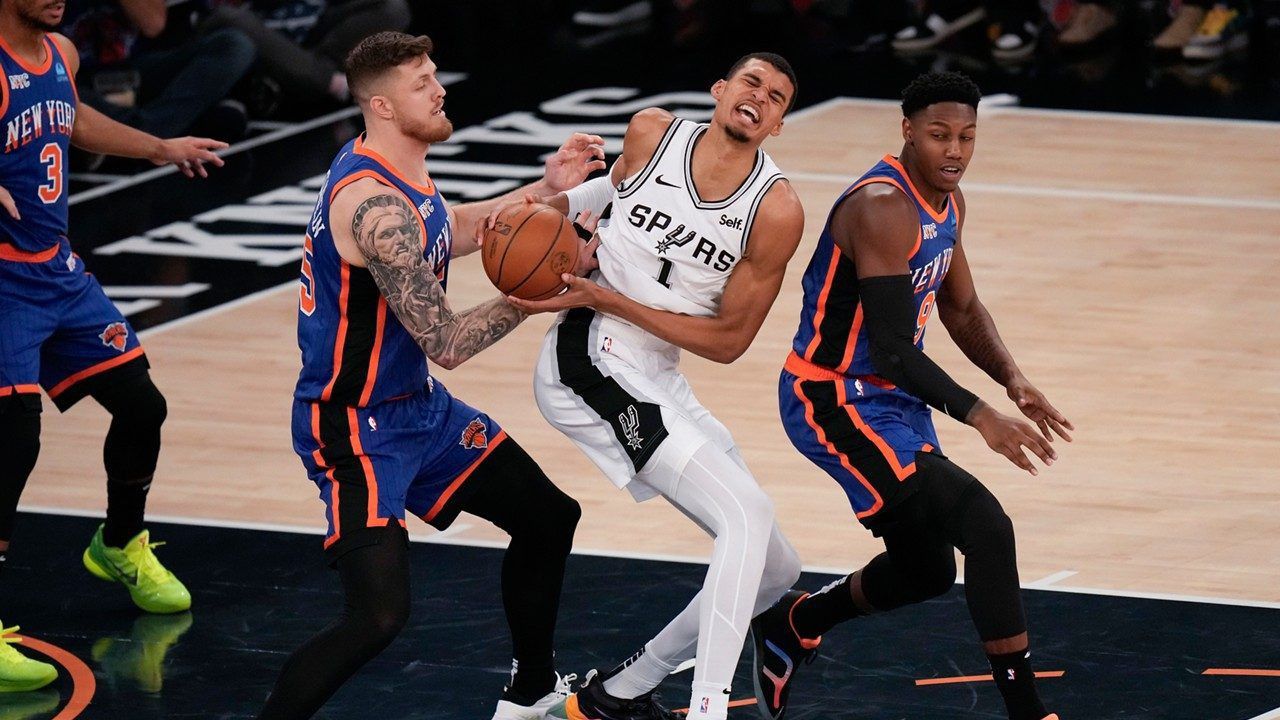 NBA: Johnson's late basket lifts Spurs to stunning win over Suns