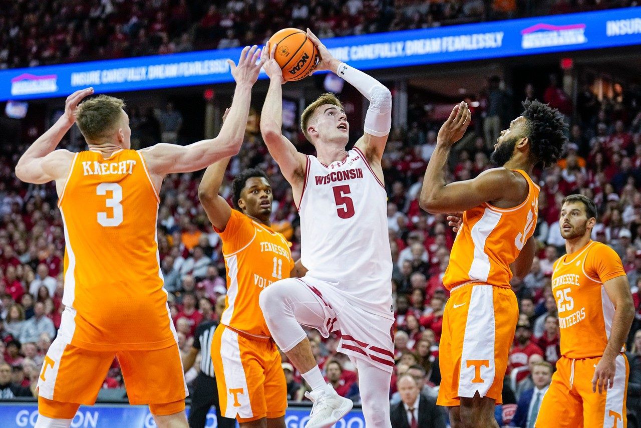 Dalton Knecht leads Tennessee to victory at Wisconsin