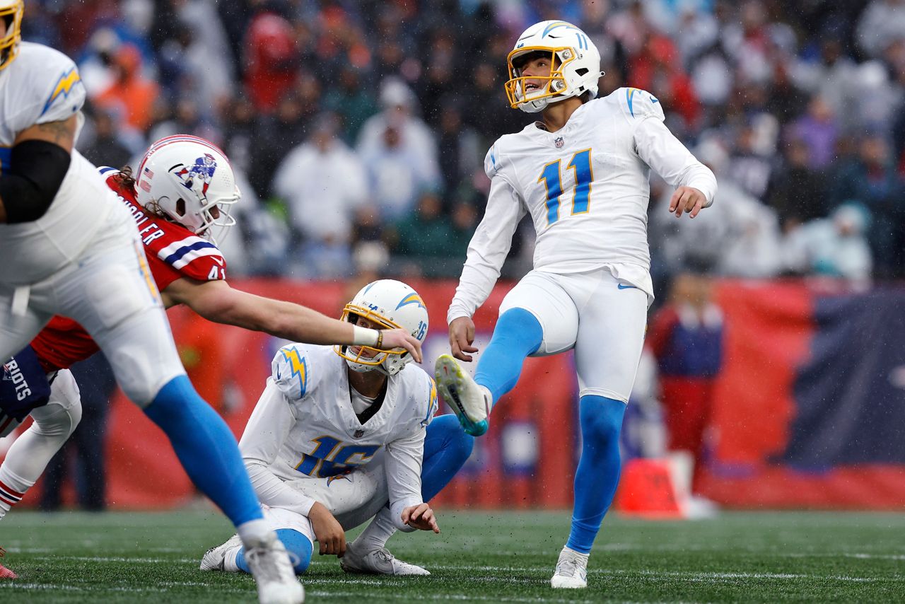 Chargers beat Patriots and latest hapless QB, 60