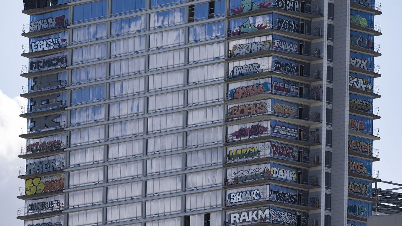 在格莱美奖的上方，有一座洛杉矶高层建筑上贴满了27层的涂鸦