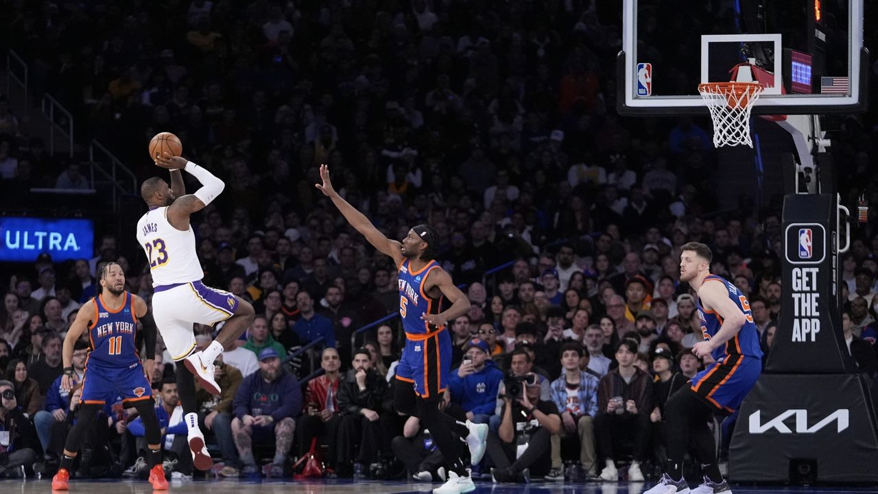 James, Lakers pull away for 113-105 win over Knicks