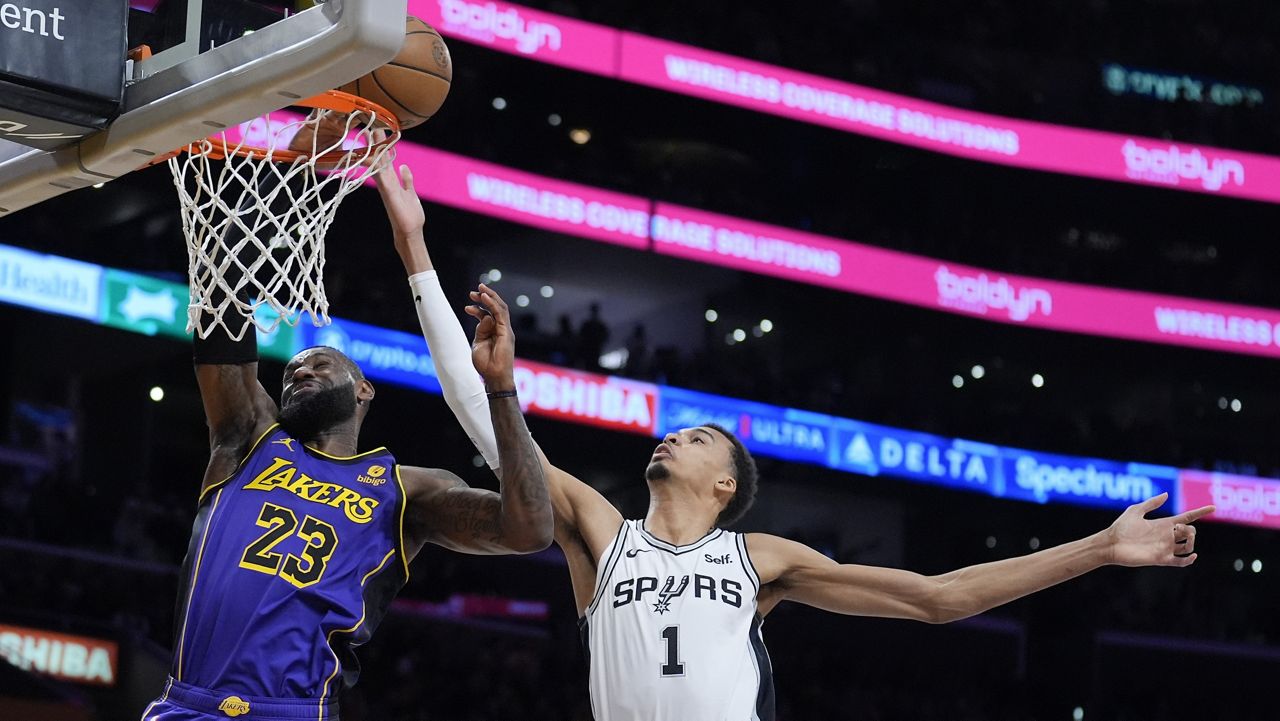 LeBron James dominates in return, Lakers defeat San Antonio