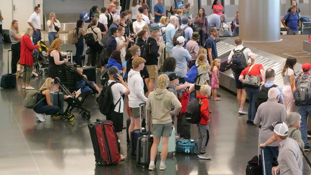 Passengers tell U.S. government air travel is getting worse