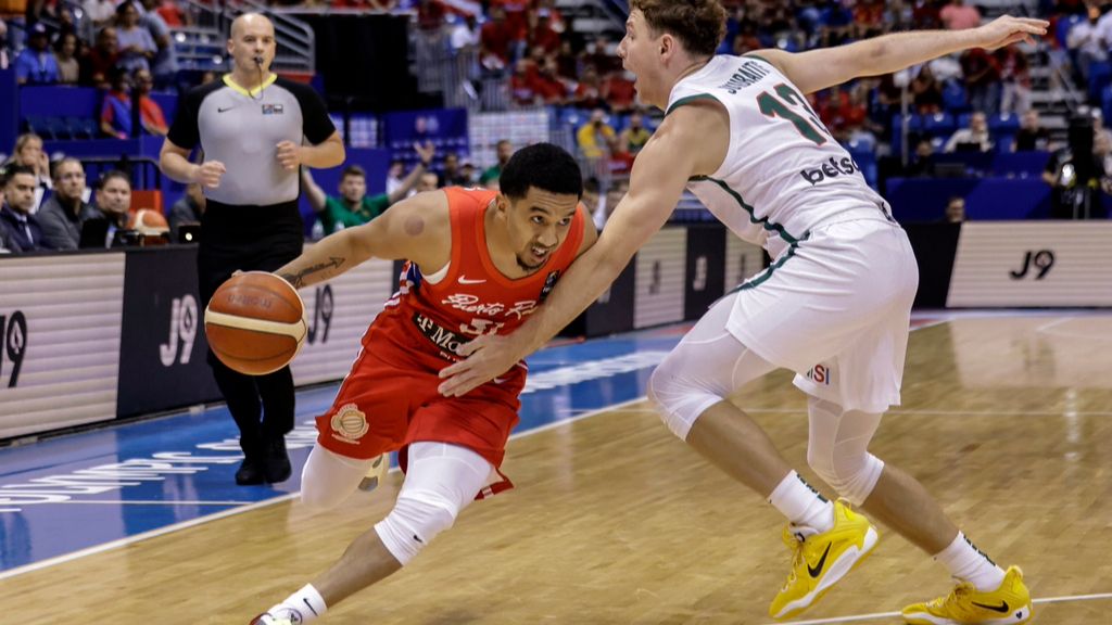 Tremont Waters de Puerto Rico conduce hacia la canasta contra Rokas Jokubaitis de Lituania durante el juego final del torneo de clasificación olímpica de la FIBA ​​en San Juan, Puerto Rico. AP