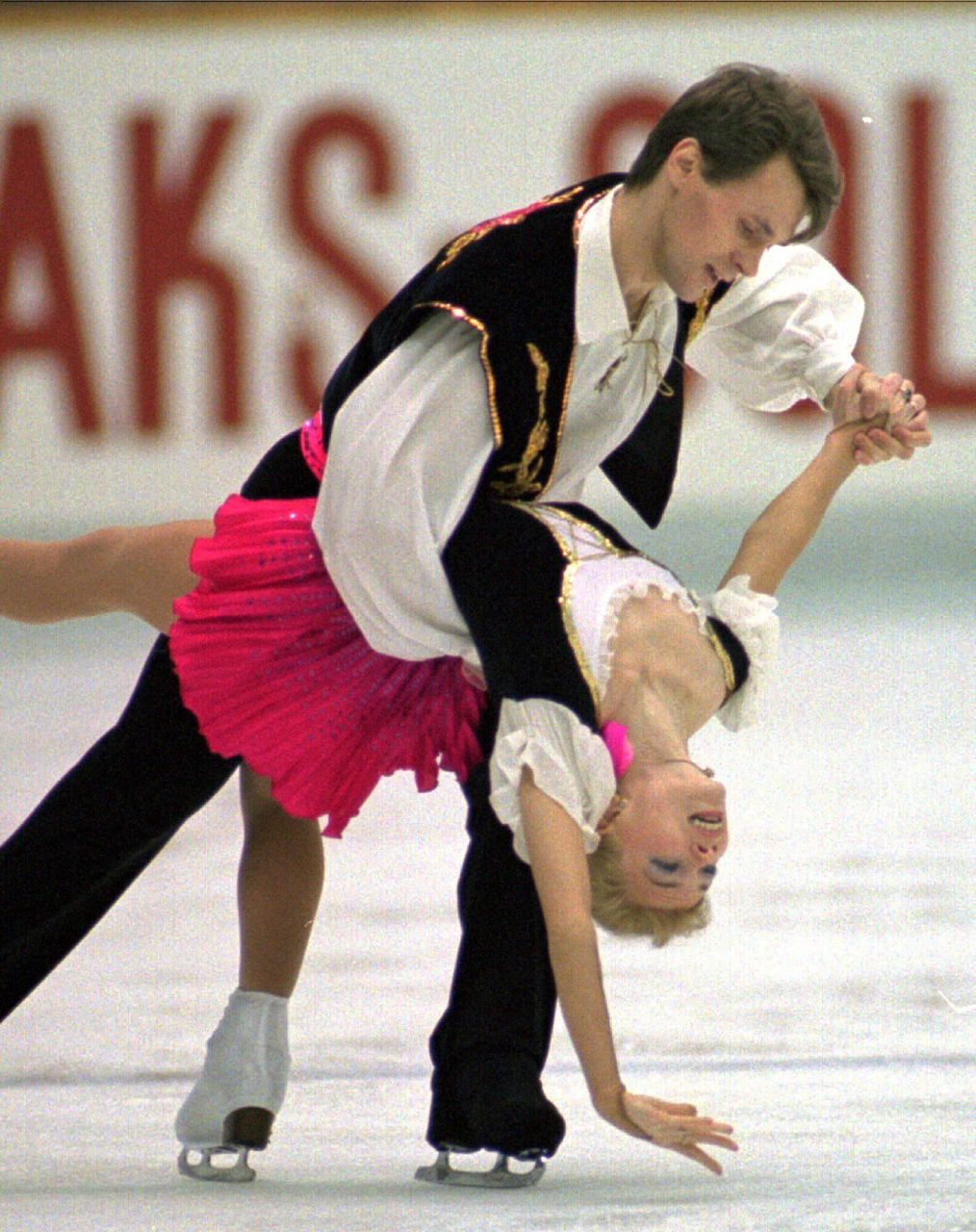 Evgenia Shishkova and Vadim Naumov of Russia perform during free skating in the pairs event of the NHK Trophy International Figure Skating Competition at Nagoya central Japan, Dec. 9, 1995. (AP Photo/Shizuo Kambayashi, File)