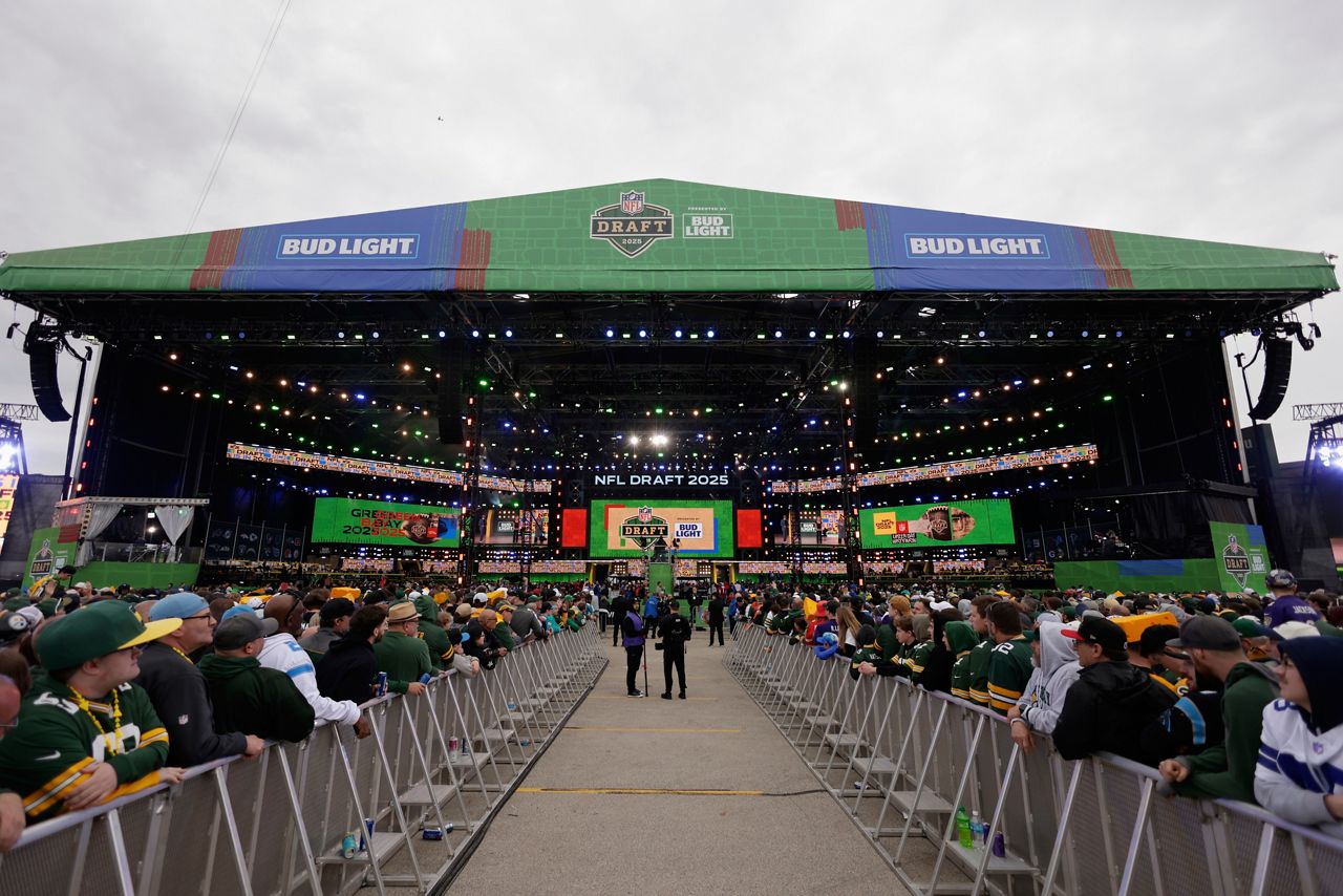 Photos: Fans swarm Green Bay for the 2025 NFL Draft