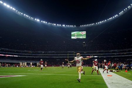 Garoppolo throws for 4 TDs, 49ers top Cards in Mexico City