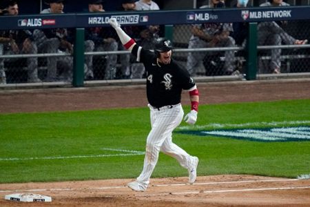 Garcia, Grandal shine as White Sox down Astros in ALDS