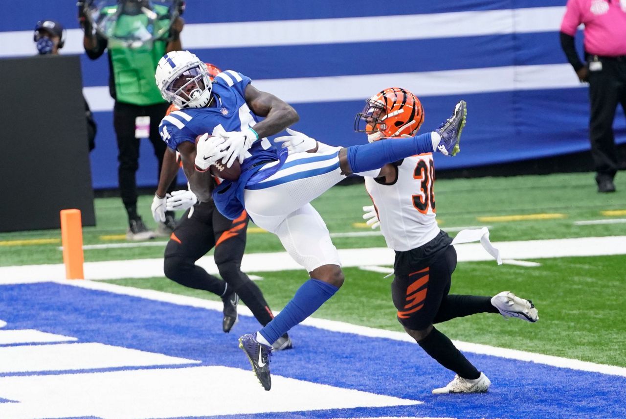 Cincinnati Bengals' Jessie Bates (30) celebrates an interception with LeShaun  Sims (38) during the first half