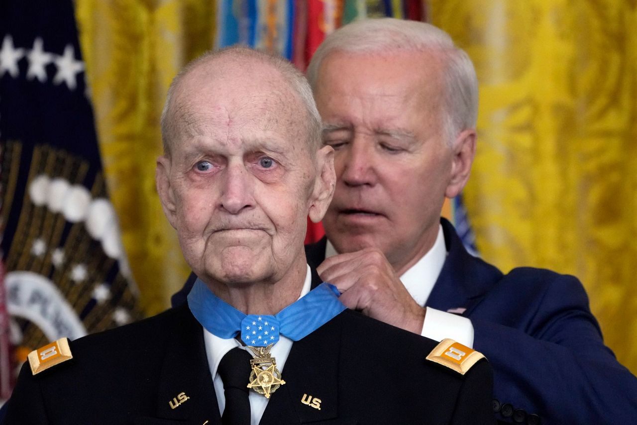 Biden To Award Medal Of Honor To Army Helicopter Pilot Who Rescued Soldiers In A Vietnam Firefight 8737