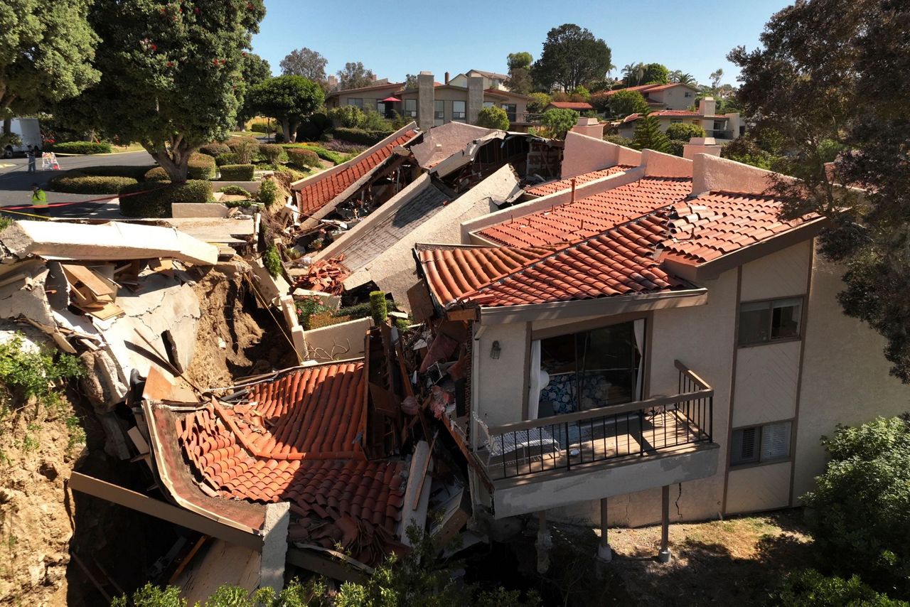 12 homes torn apart by landslide on Southern California's Palos Verdes