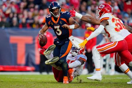 Chiefs hold off Broncos 34-28 to win 10th game of season