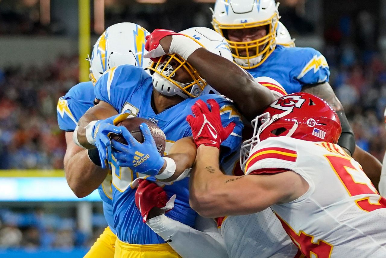 Kelce Scores 3 Touchdowns, Chiefs Rally Past Chargers 30-27