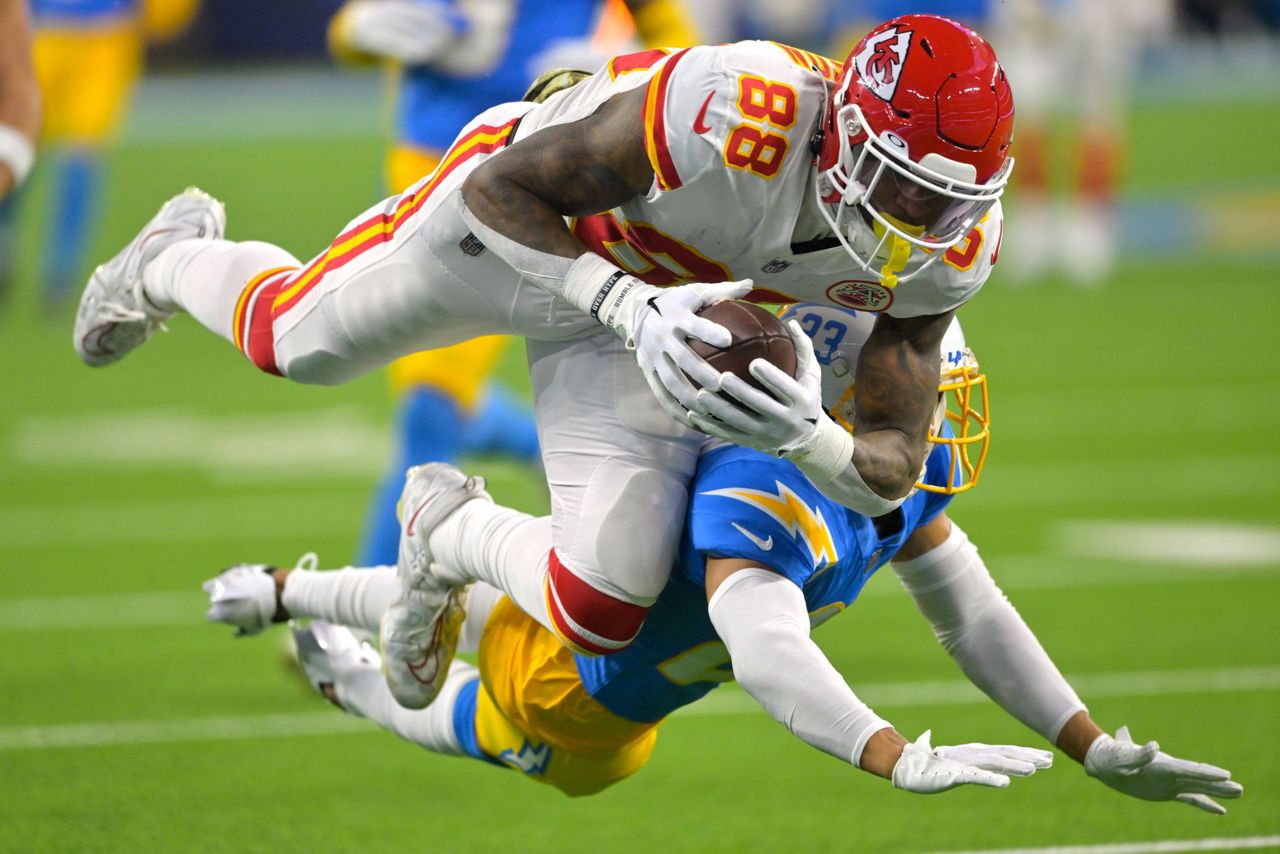 Kelce Scores 3 Touchdowns, Chiefs Rally Past Chargers 30-27