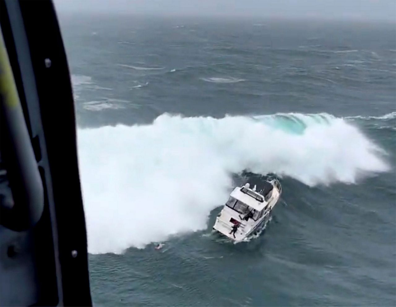 yacht overturned by wave