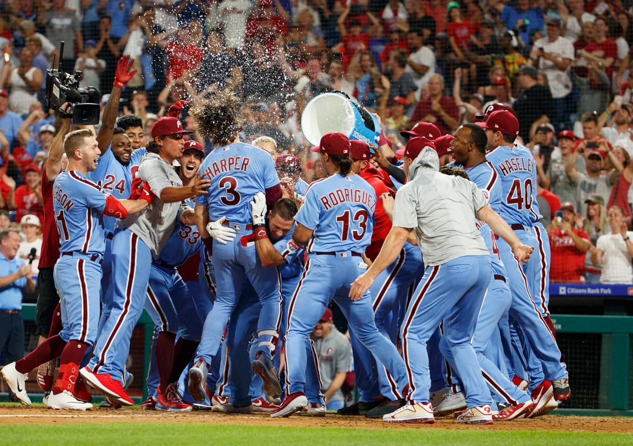 Harper hits grand slam in 9th, Phillies rally past Cubs 75