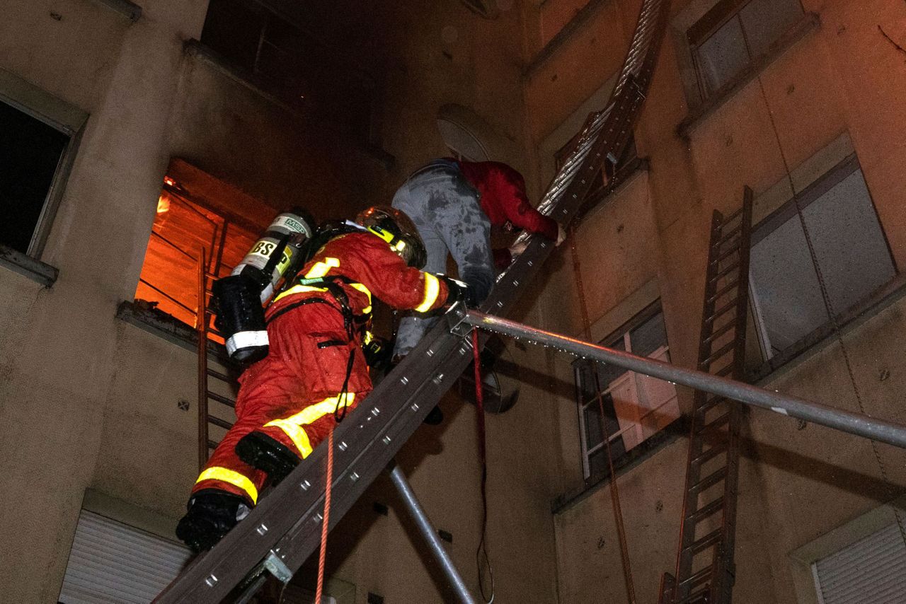 Officials 7 dead, many injured in Paris apartment fire