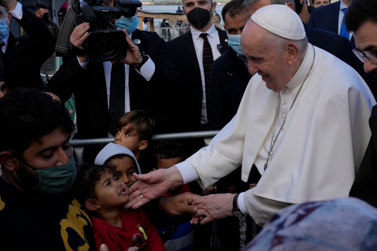 Paus kembali ke pulau Yunani di jantung perdebatan migran Eropa