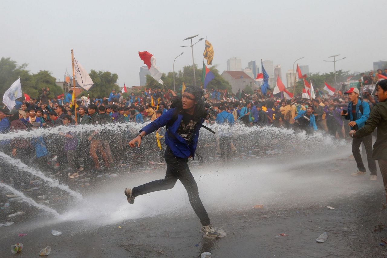 Indonesia students rally against changes to corruption law