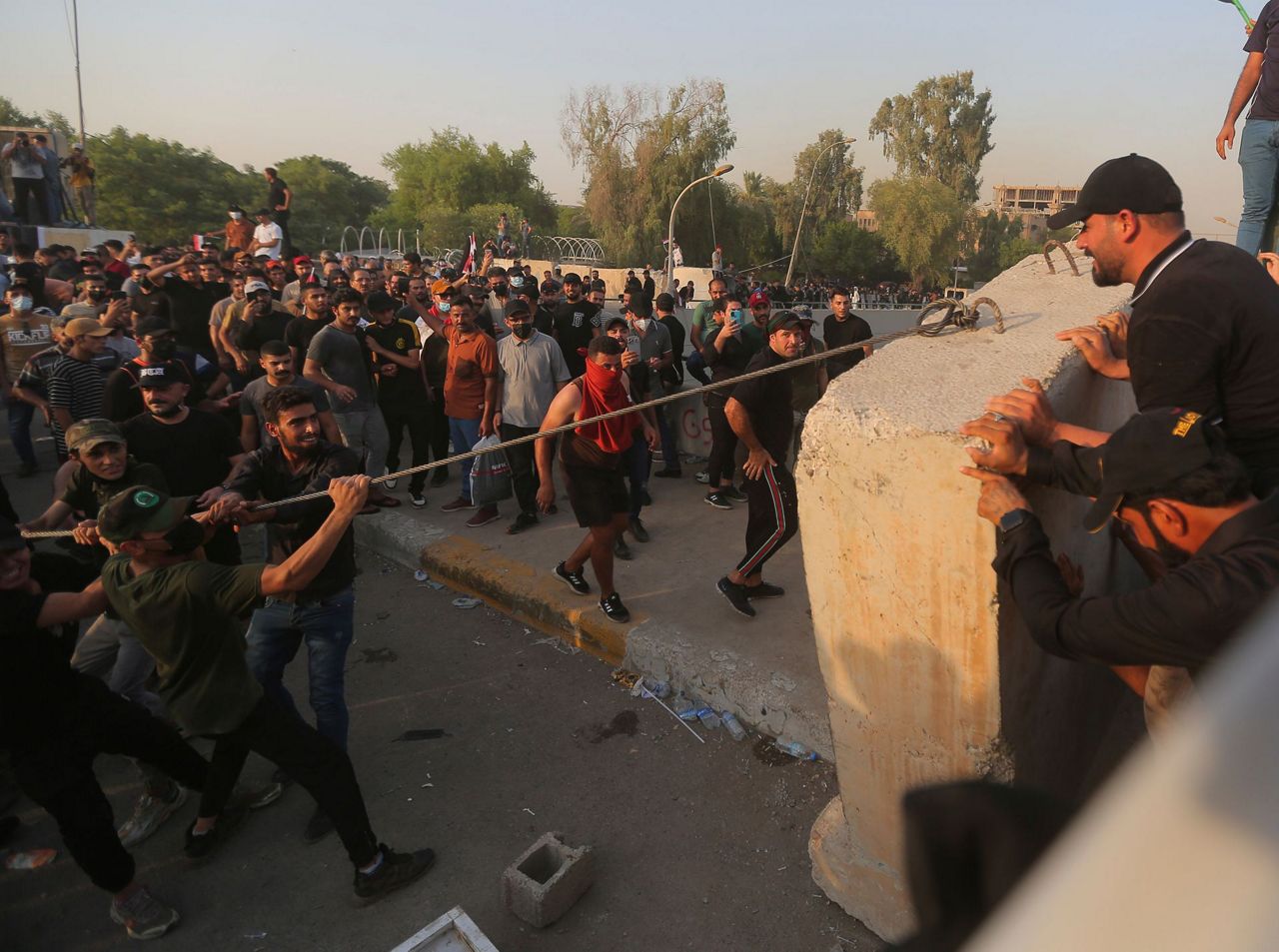 Followers of cleric told to withdraw from Iraq's parliament