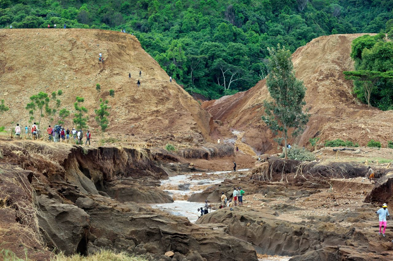 Officials 21 bodies recovered after dam burst in Kenya