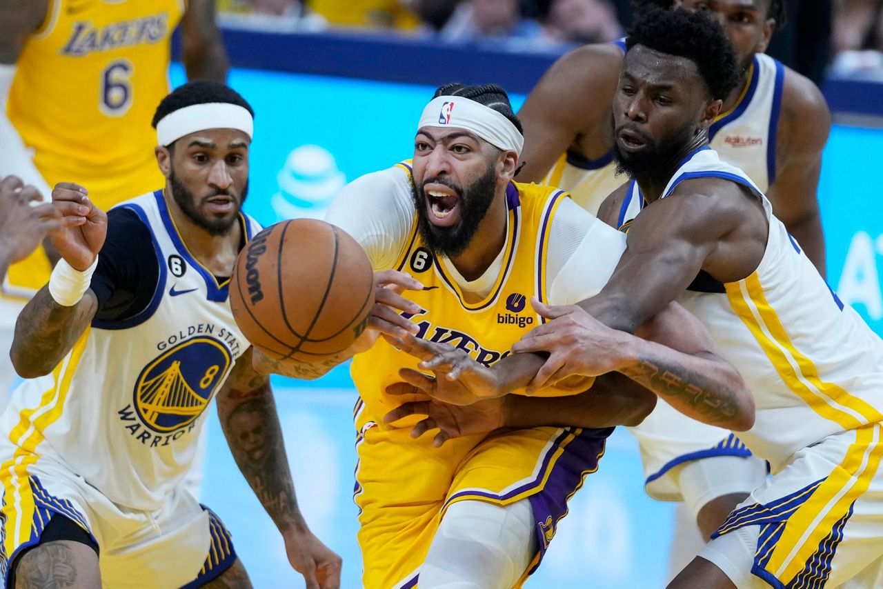 Lakers Center Anthony Davis Injured Late In Game 5 Loss To Warriors