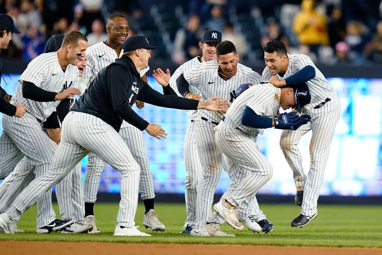 DJ LeMahieu walk-off home run lifts Yankees