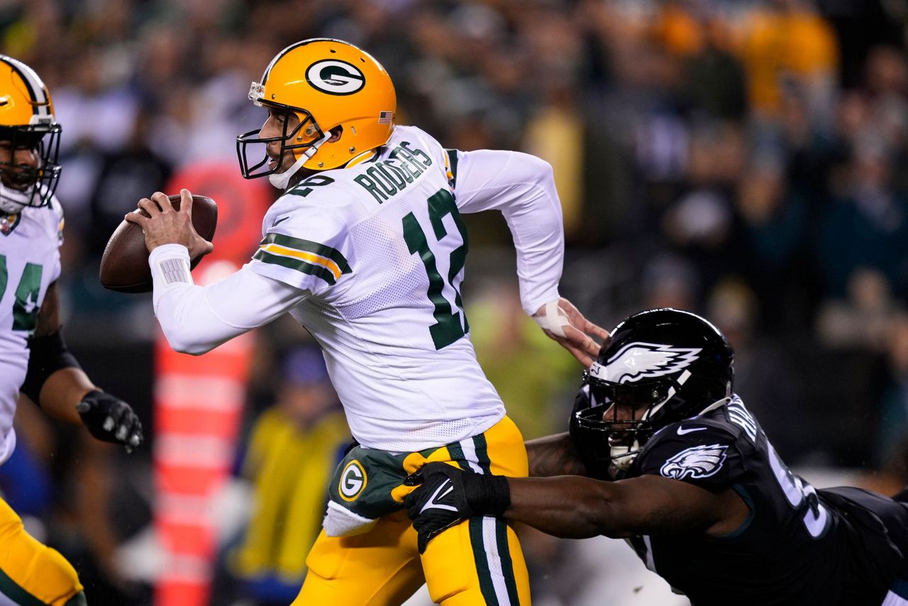 Packers' Aaron Rodgers leaves vs. Eagles with oblique injury