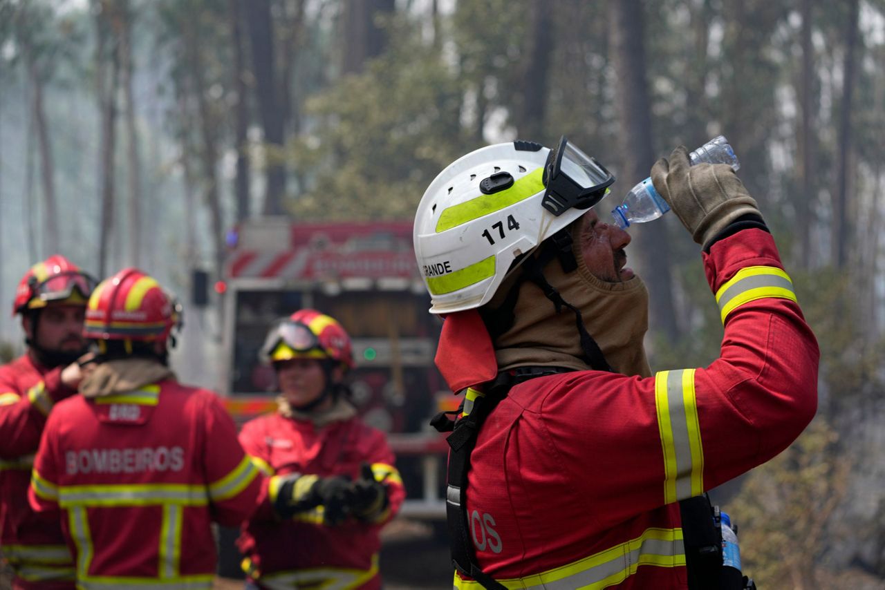 Aldeias Combatem Incêndios Florestais em Portugal;  A Europa está em chamas