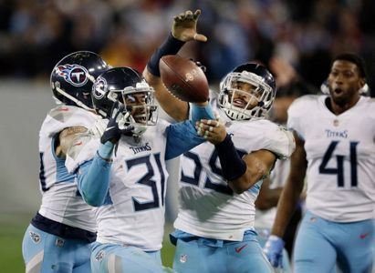 Gabbert keeps Titans' playoff hopes alive