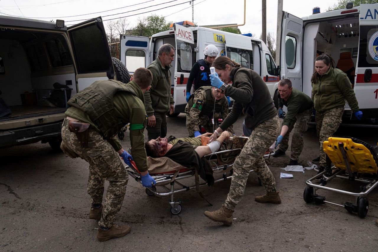 На мамином диване большой военный