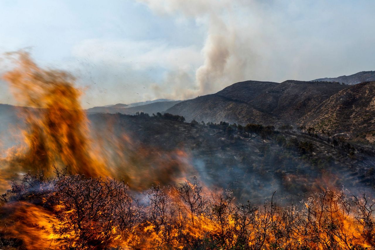 Vento alimenta grande incêndio na Espanha com 35 aviões implantados